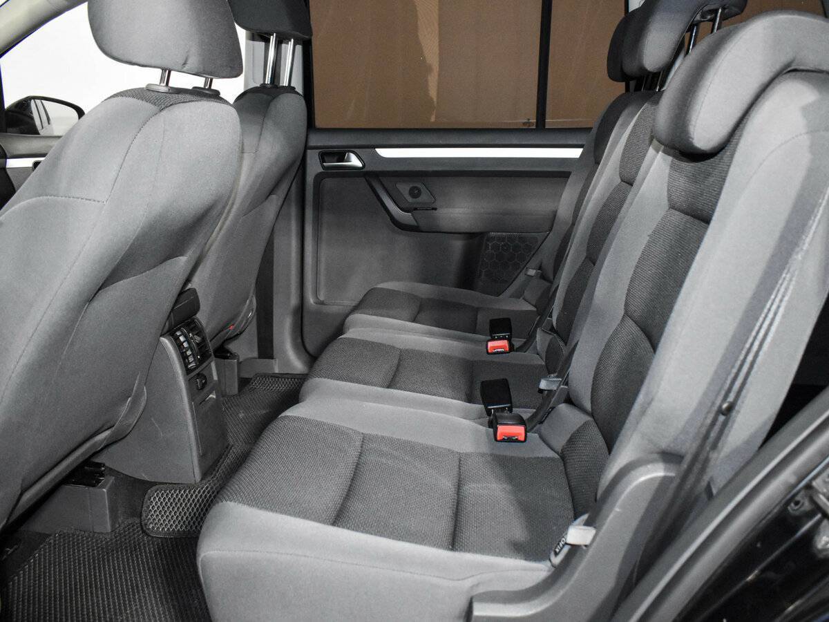 Volkswagen Touran с пробегом — 2010 год. Фото: #10