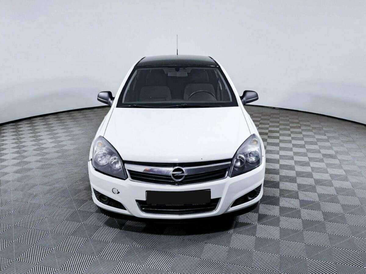 Opel Astra с пробегом — 2012 год. Фото: #1