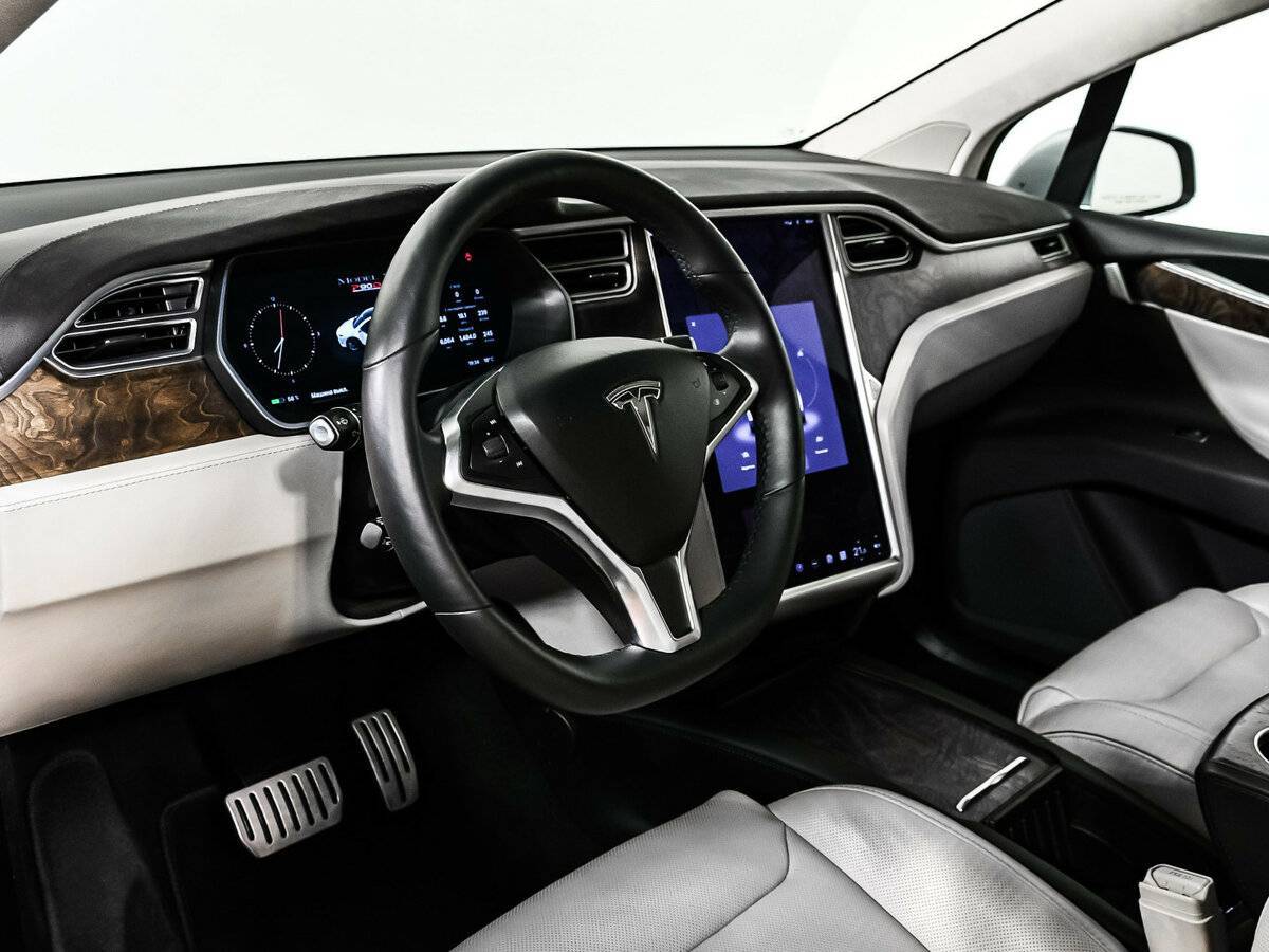 Tesla Model X с пробегом — 2016 год. Фото: #11