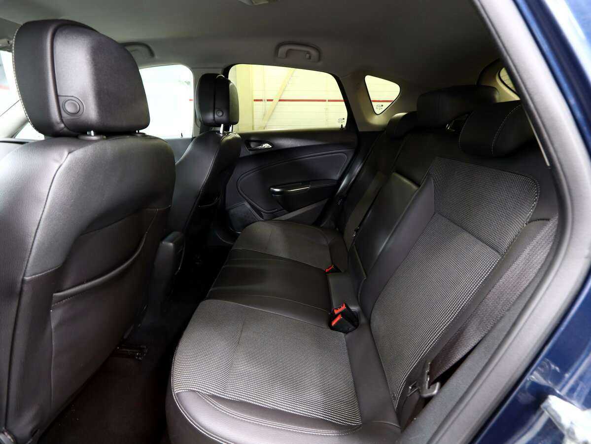 Opel Astra с пробегом — 2011 год. Фото: #18