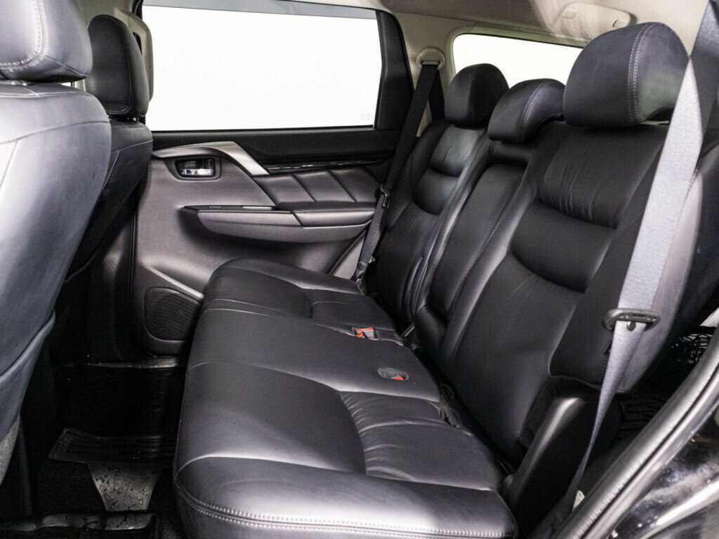 Mitsubishi Pajero Sport с пробегом — 2016 год. Фото: #9