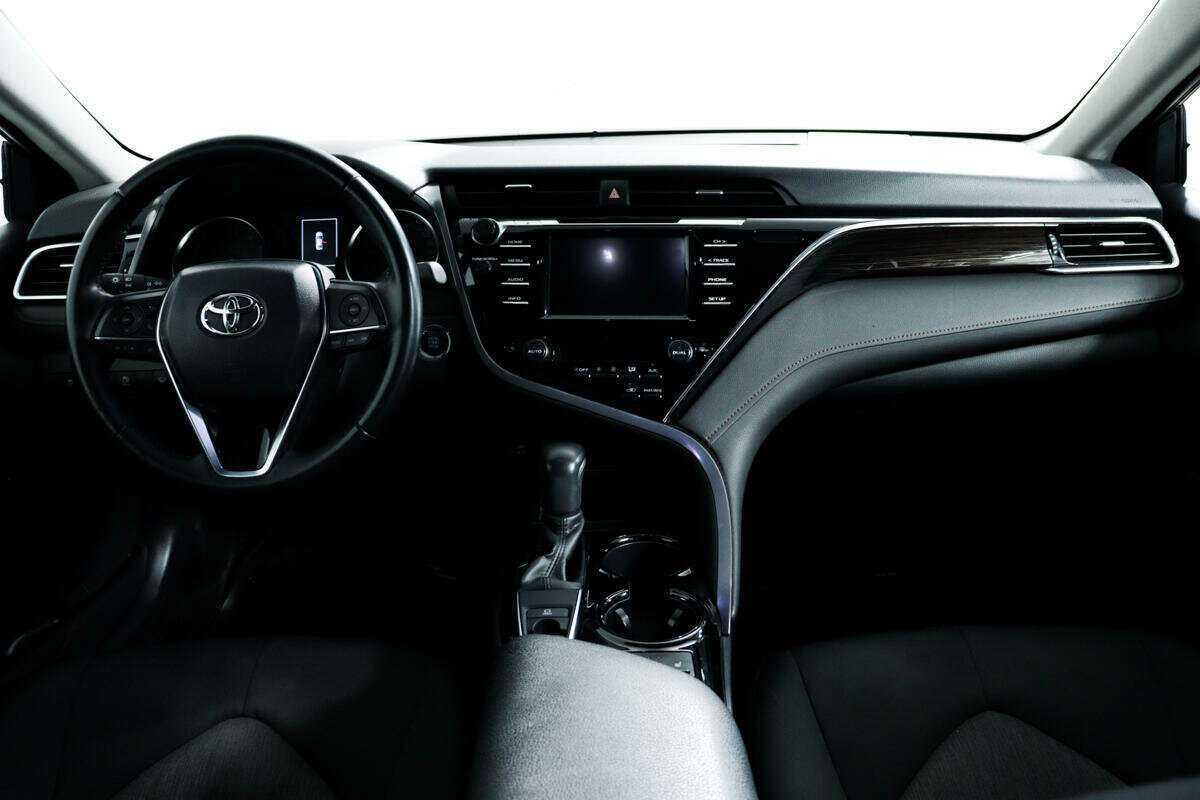 Toyota Camry с пробегом — 2019 год. Фото: #9