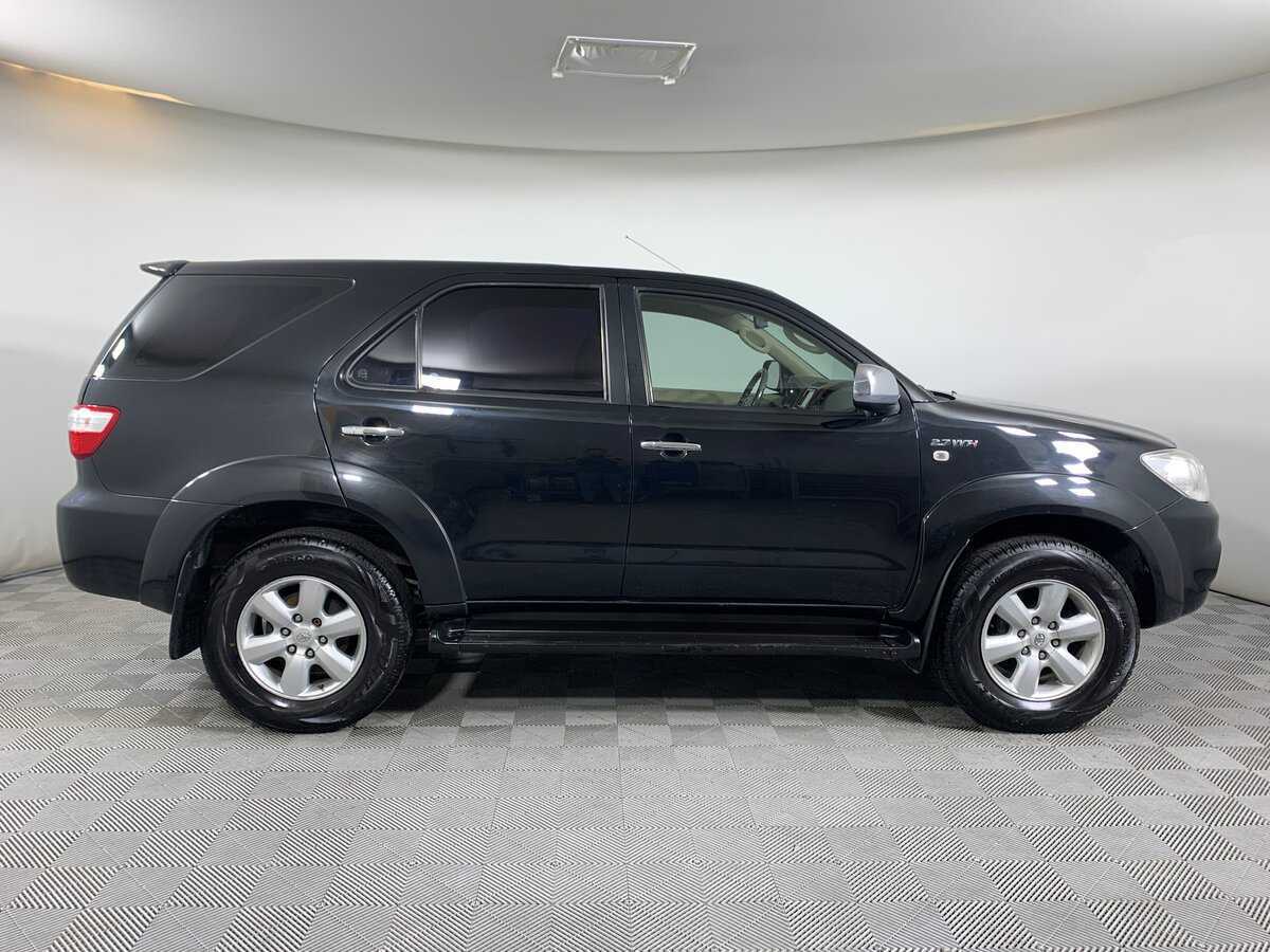 Toyota Fortuner с пробегом — 2011 год. Фото: #3