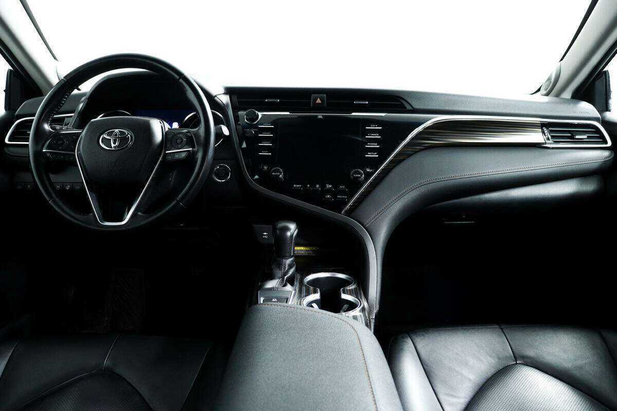 Toyota Camry с пробегом — 2018 год. Фото: #10