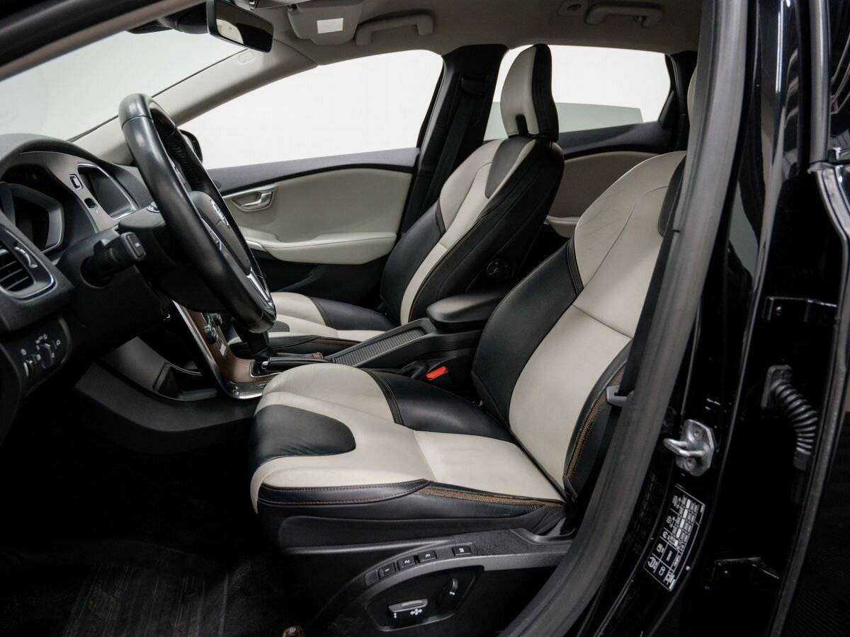 Volvo V40 Cross Country с пробегом — 2015 год. Фото: #11