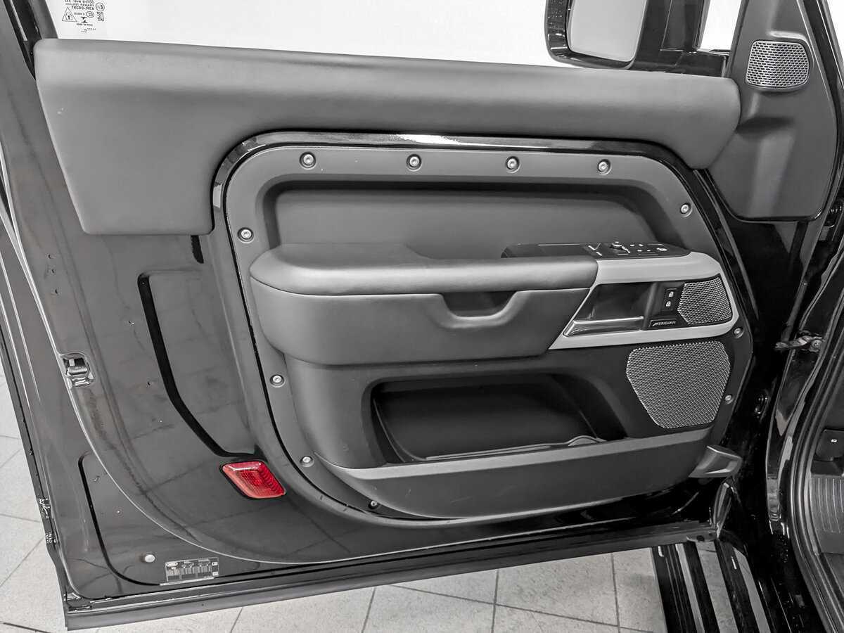 Land Rover Defender с пробегом — 2021 год. Фото: #17