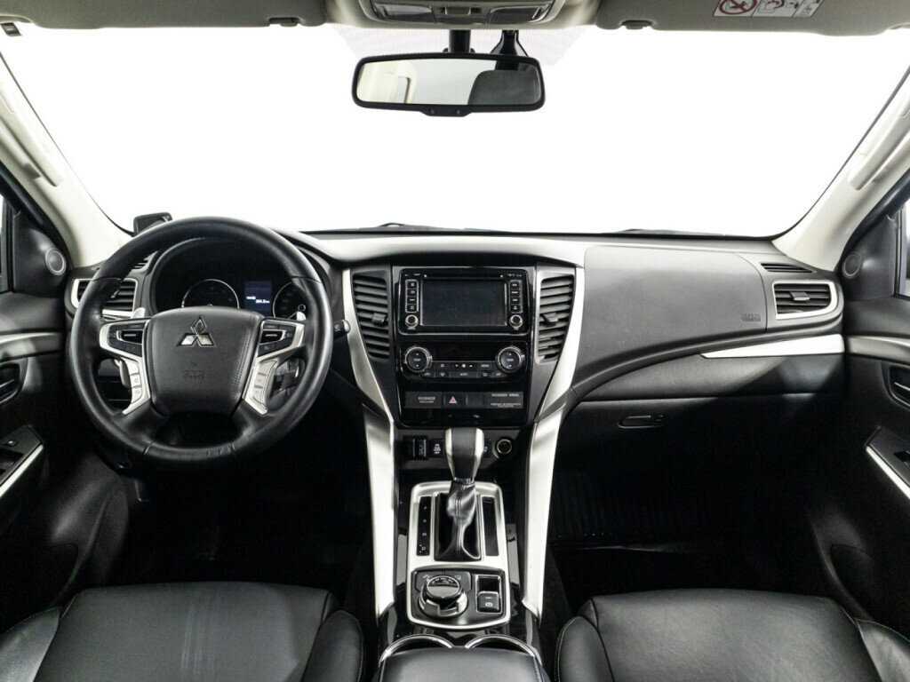 Mitsubishi Pajero Sport с пробегом — 2016 год. Фото: #12