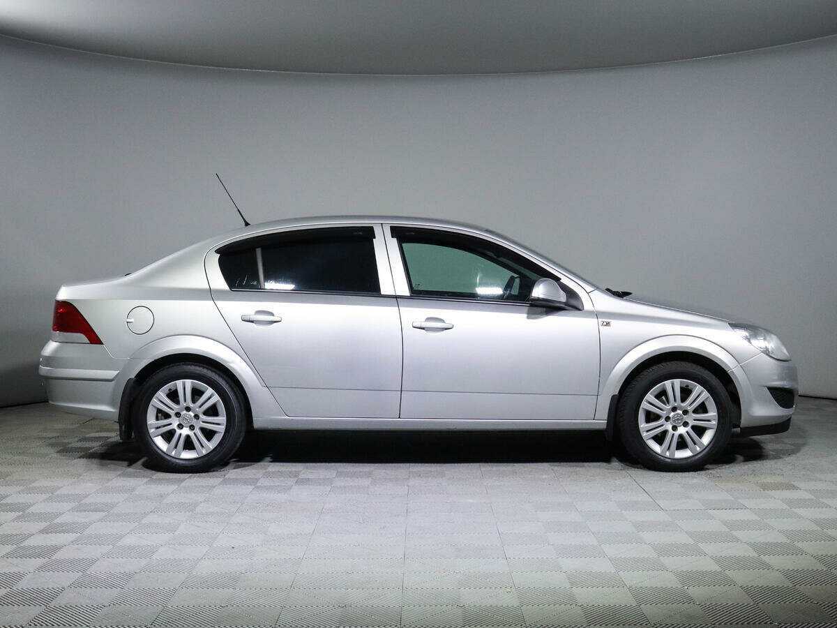 Opel Astra с пробегом — 2011 год. Фото: #3