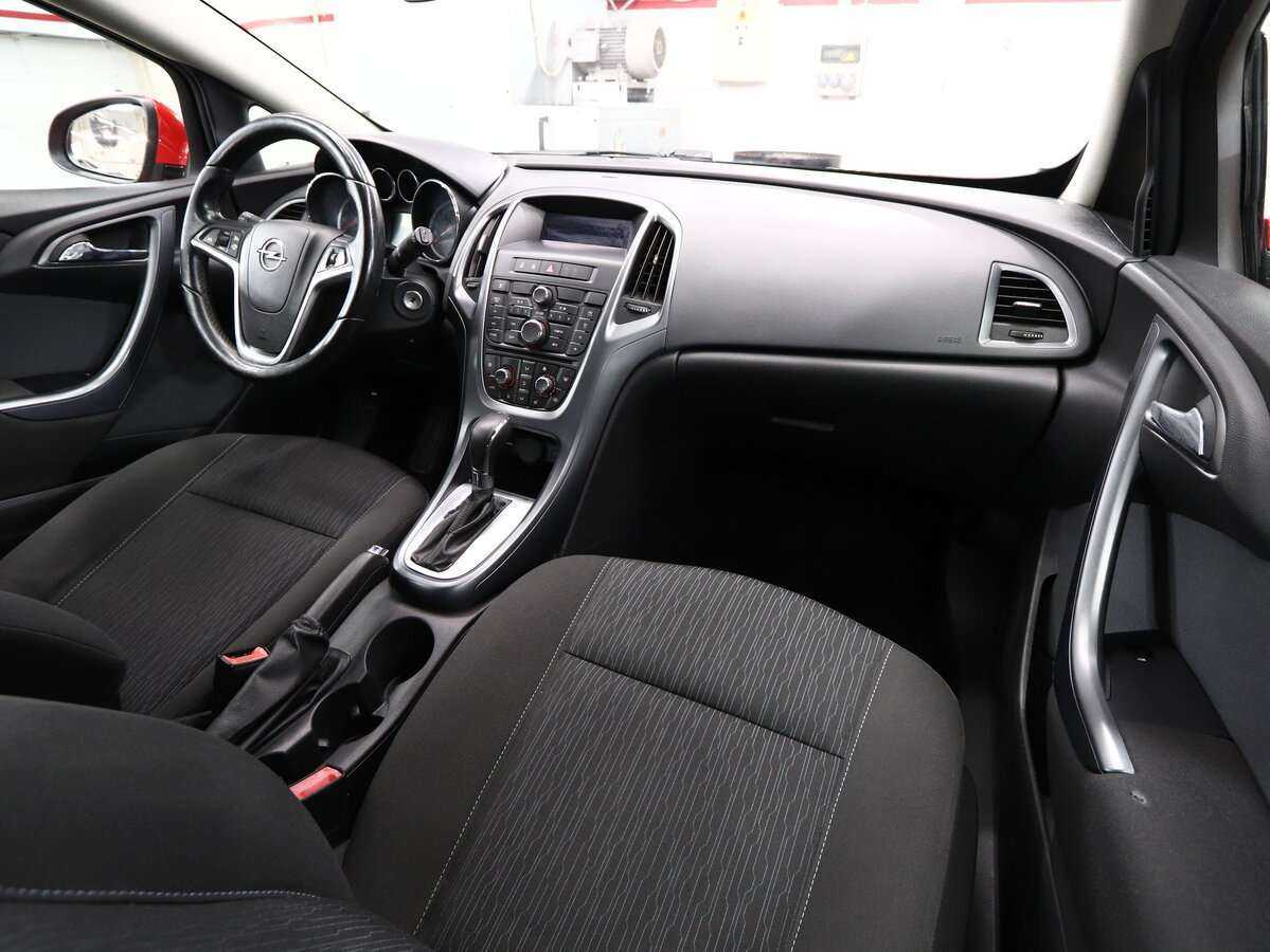 Opel Astra с пробегом — 2012 год. Фото: #12