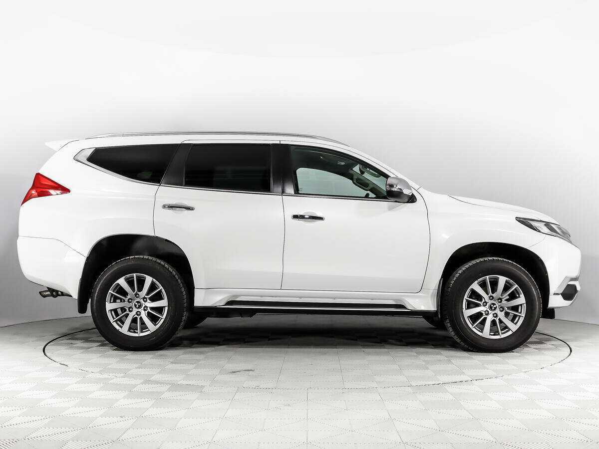 Mitsubishi Pajero Sport с пробегом — 2017 год. Фото: #3