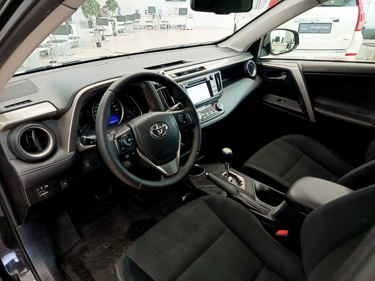 Toyota RAV4 с пробегом — 2015 год. Фото: #15