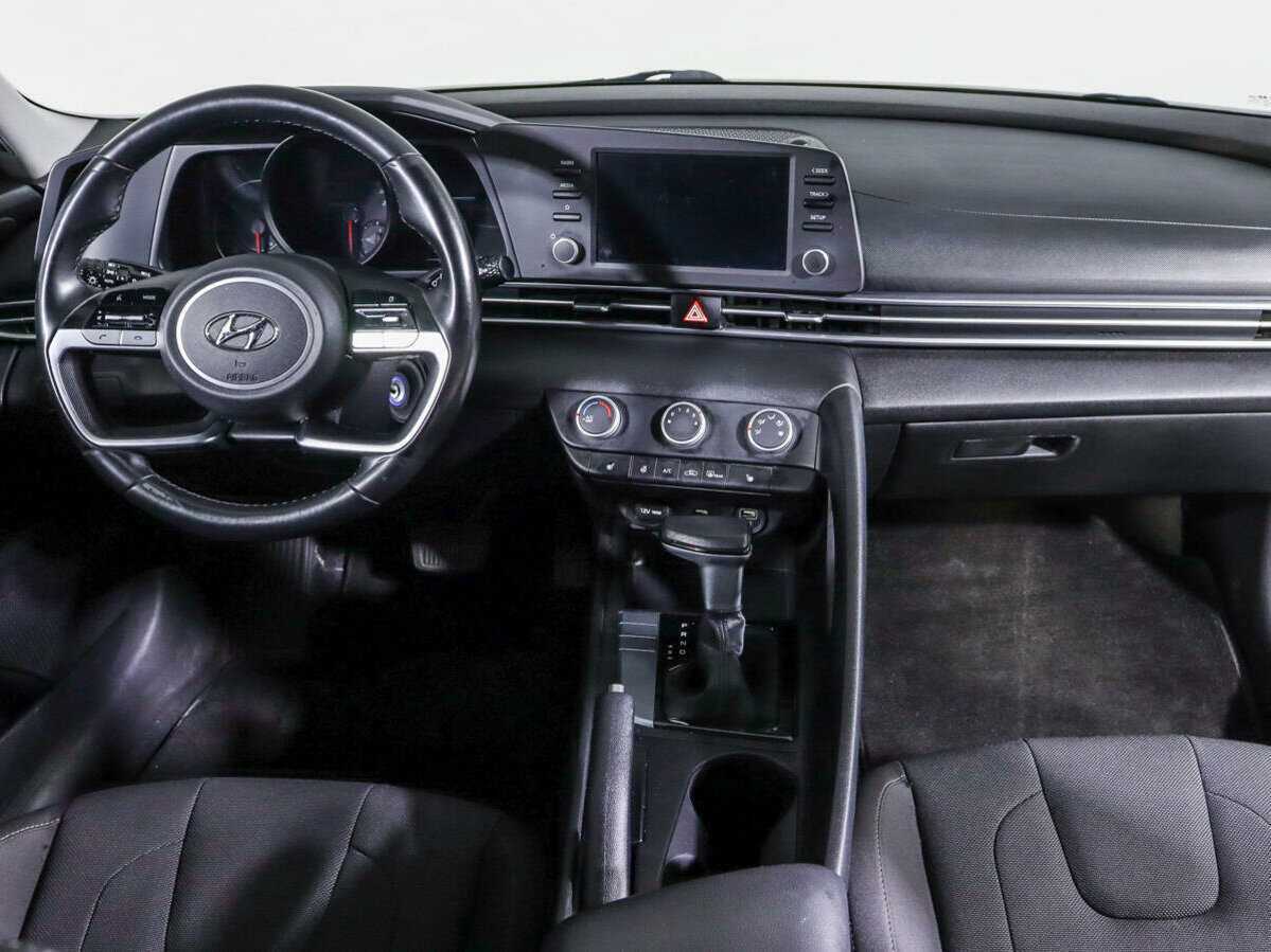 Hyundai Elantra с пробегом — 2021 год. Фото: #11