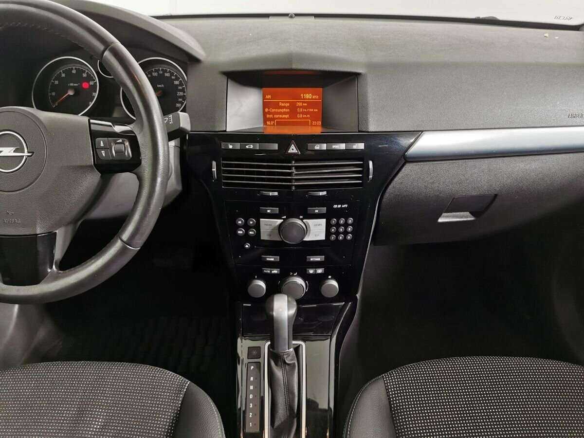 Opel Astra с пробегом — 2011 год. Фото: #10