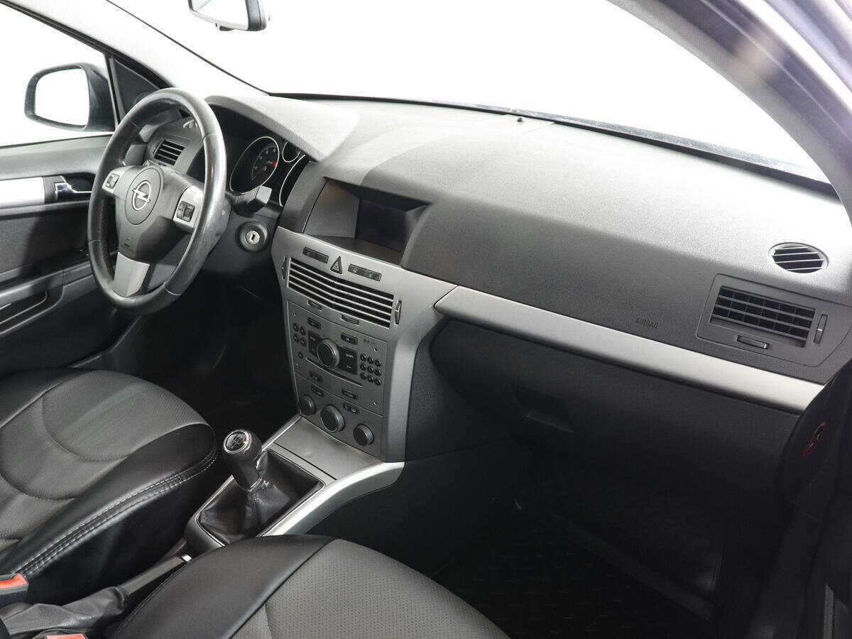 Opel Astra с пробегом — 2011 год. Фото: #6