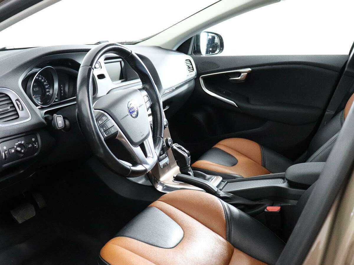 Volvo V40 Cross Country с пробегом — 2015 год. Фото: #7
