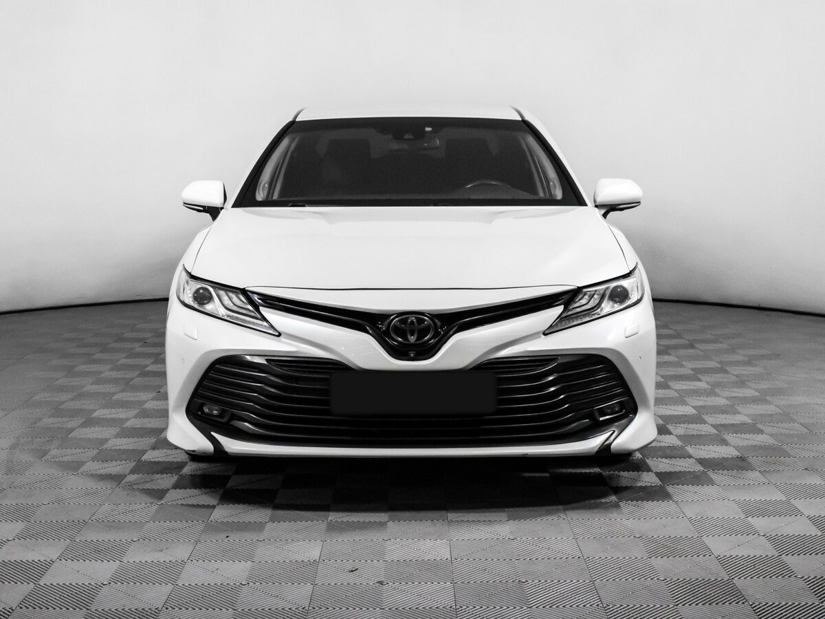 Toyota Camry с пробегом — 2018 год. Фото: #1