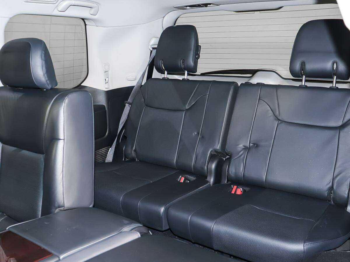 Lexus LX с пробегом — 2011 год. Фото: #9