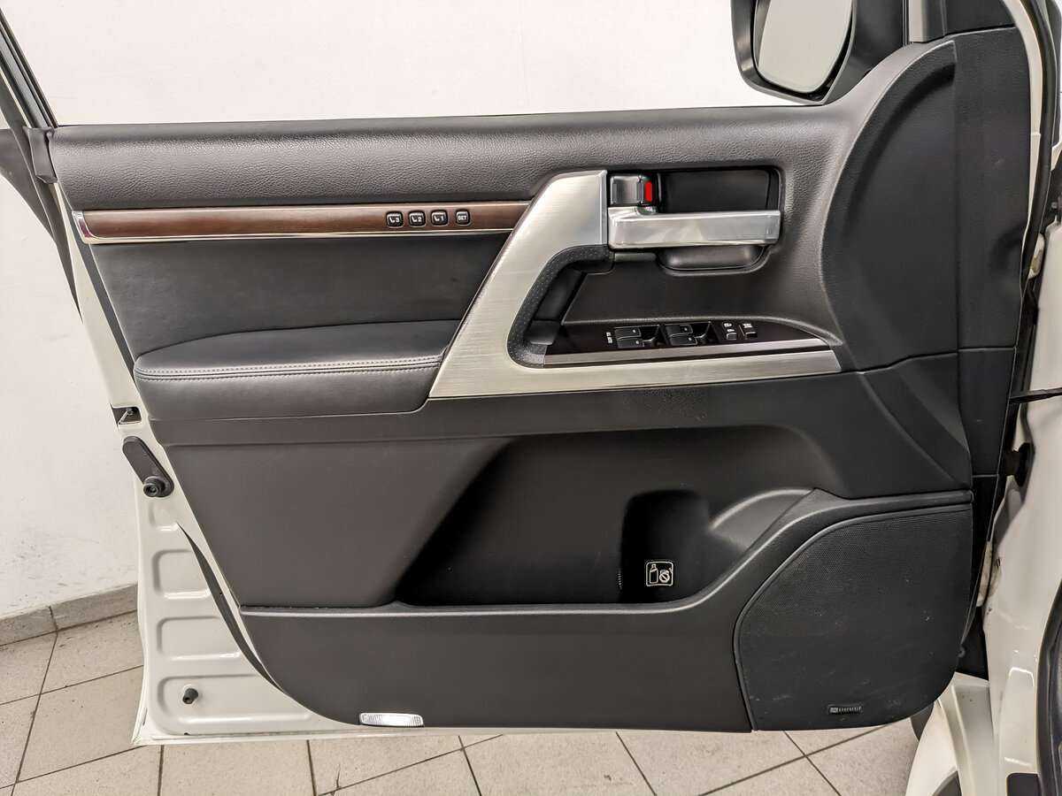 Toyota Land Cruiser с пробегом — 2017 год. Фото: #12