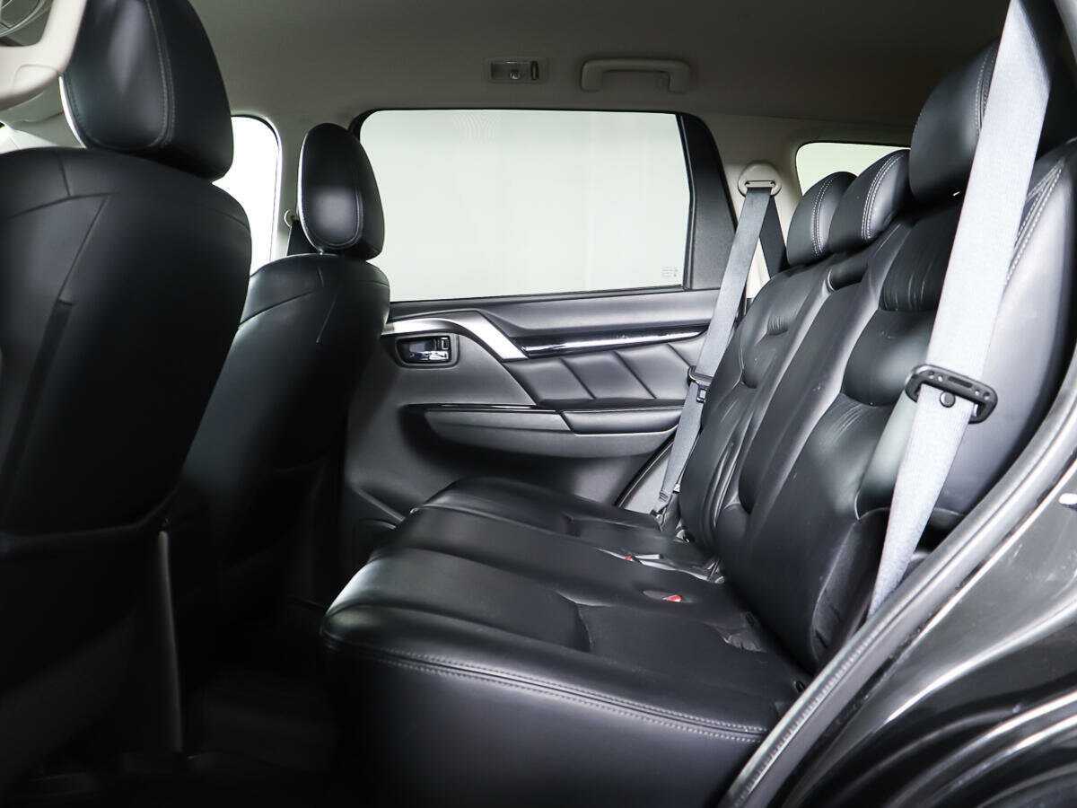 Mitsubishi Pajero Sport с пробегом — 2016 год. Фото: #9