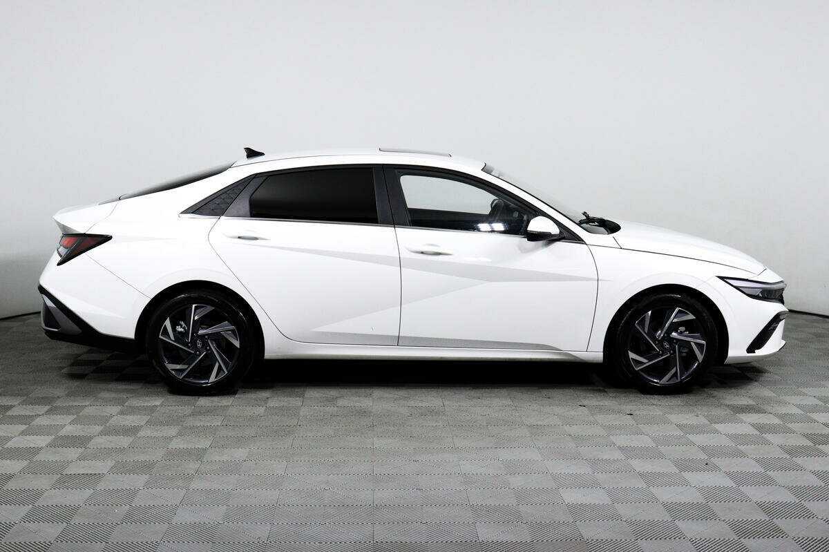 Hyundai Elantra с пробегом — 2023 год. Фото: #3