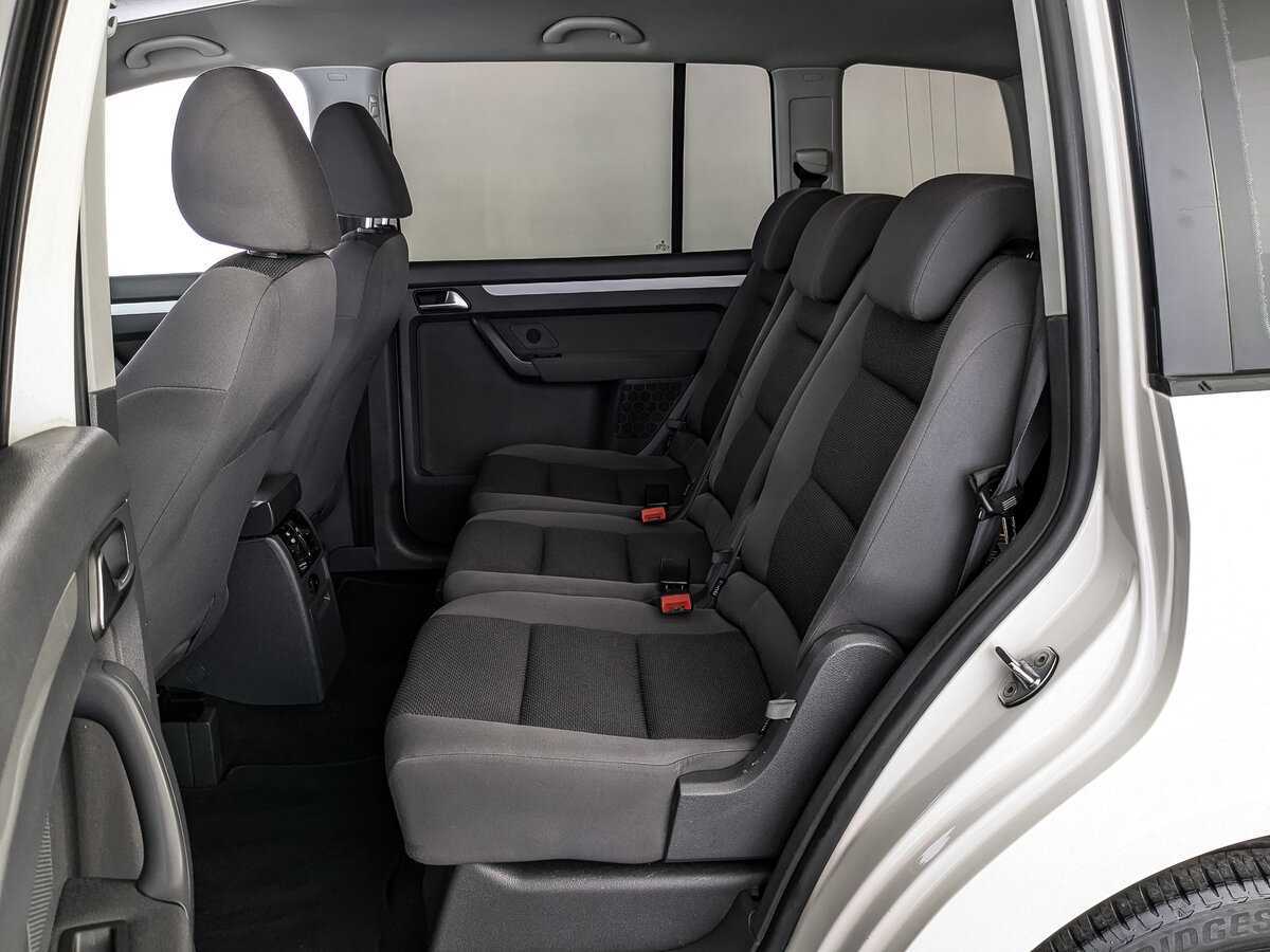 Volkswagen Touran с пробегом — 2012 год. Фото: #13