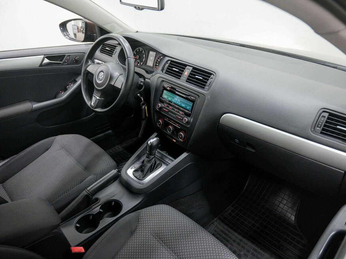 Volkswagen Jetta с пробегом — 2011 год. Фото: #3