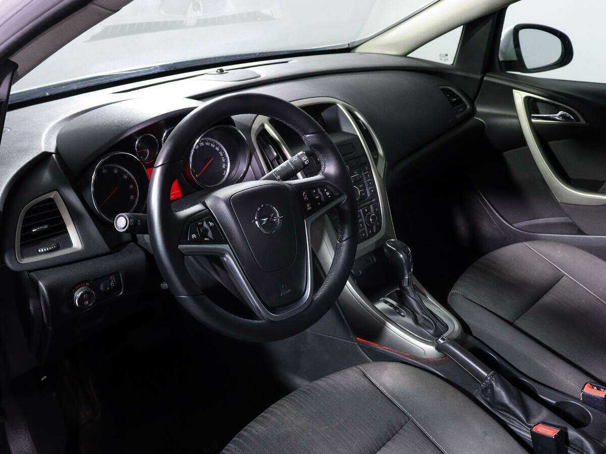 Opel Astra с пробегом — 2012 год. Фото: #11