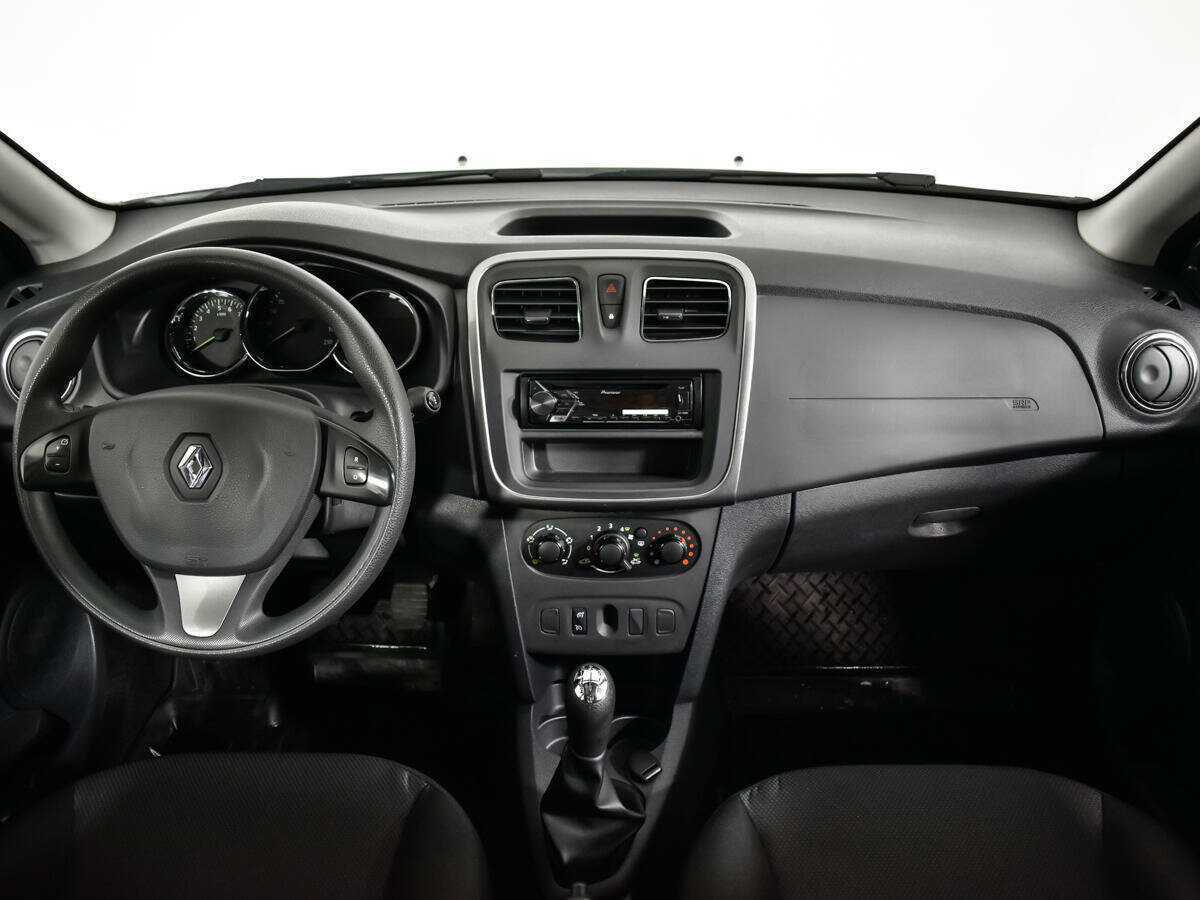 Renault Sandero с пробегом — 2017 год. Фото: #9