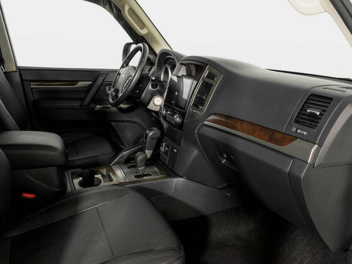 Mitsubishi Pajero с пробегом — 2021 год. Фото: #8