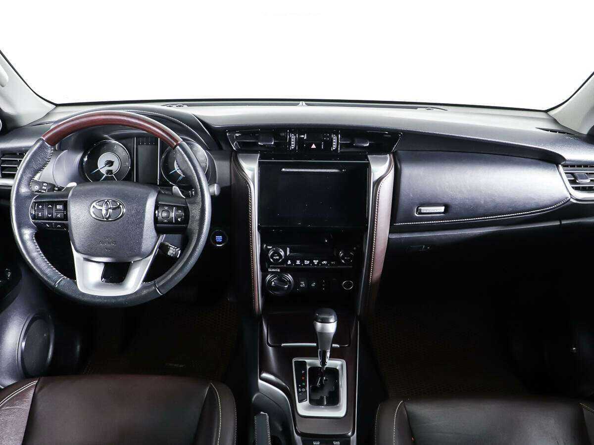 Toyota Fortuner с пробегом — 2017 год. Фото: #10