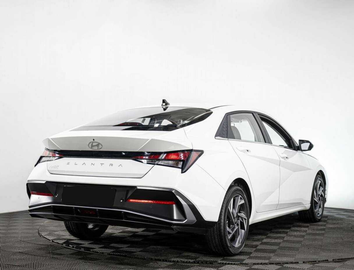 Hyundai Elantra с пробегом — 2023 год. Фото: #5