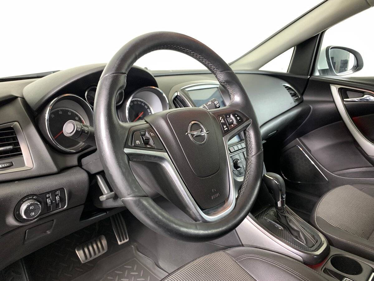 Opel Astra с пробегом — 2011 год. Фото: #10