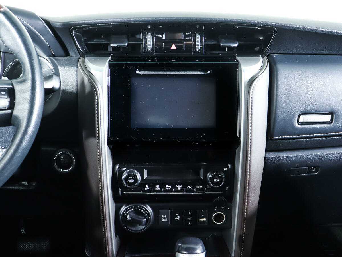 Toyota Fortuner с пробегом — 2018 год. Фото: #9