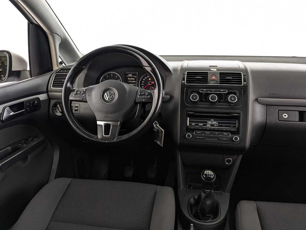 Volkswagen Touran с пробегом — 2012 год. Фото: #16