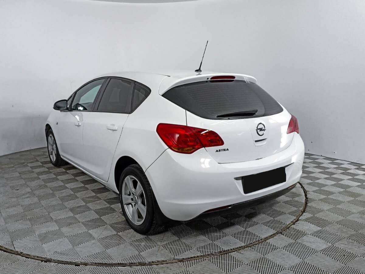 Opel Astra с пробегом — 2011 год. Фото: #6