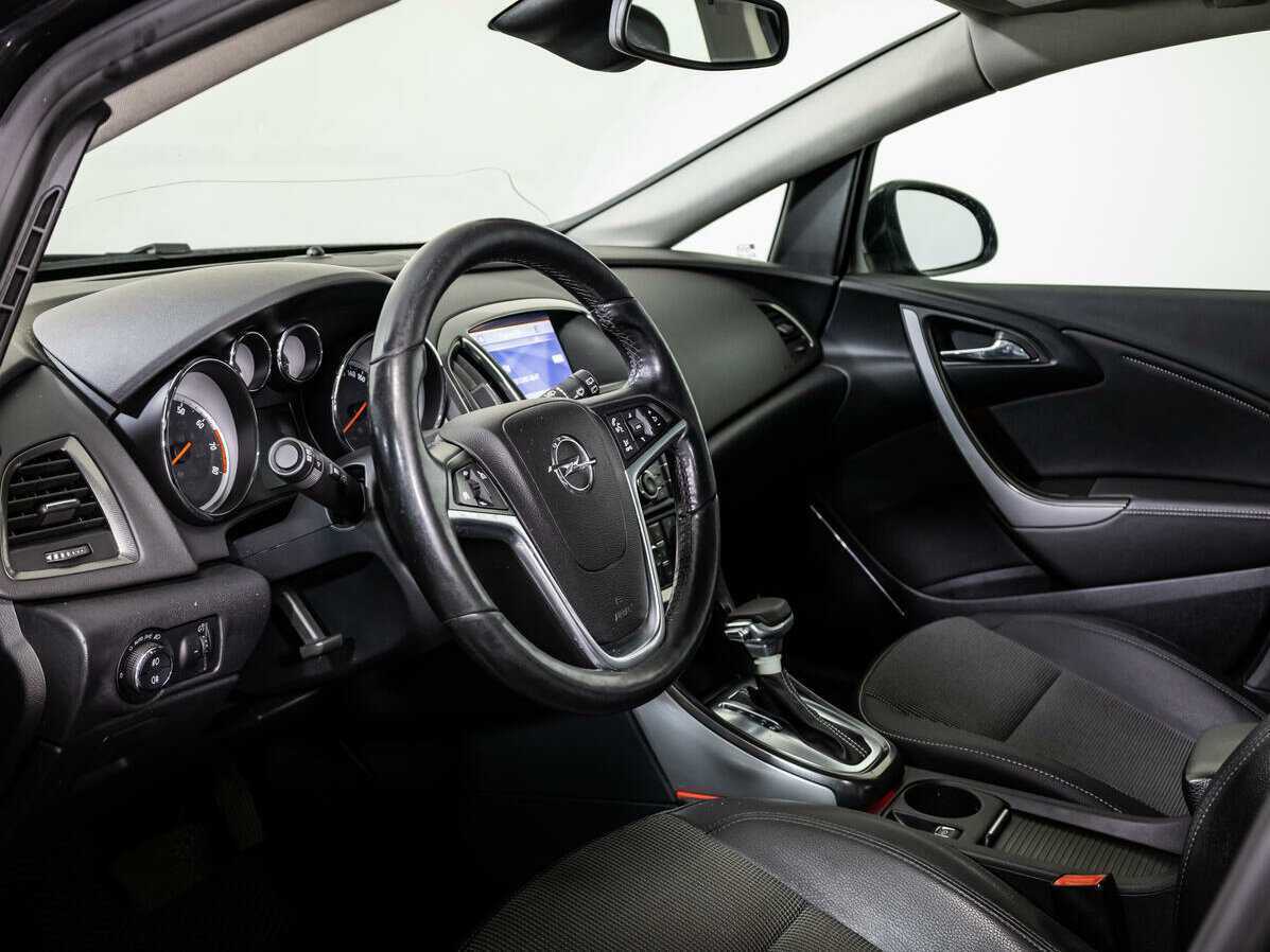 Opel Astra с пробегом — 2011 год. Фото: #10