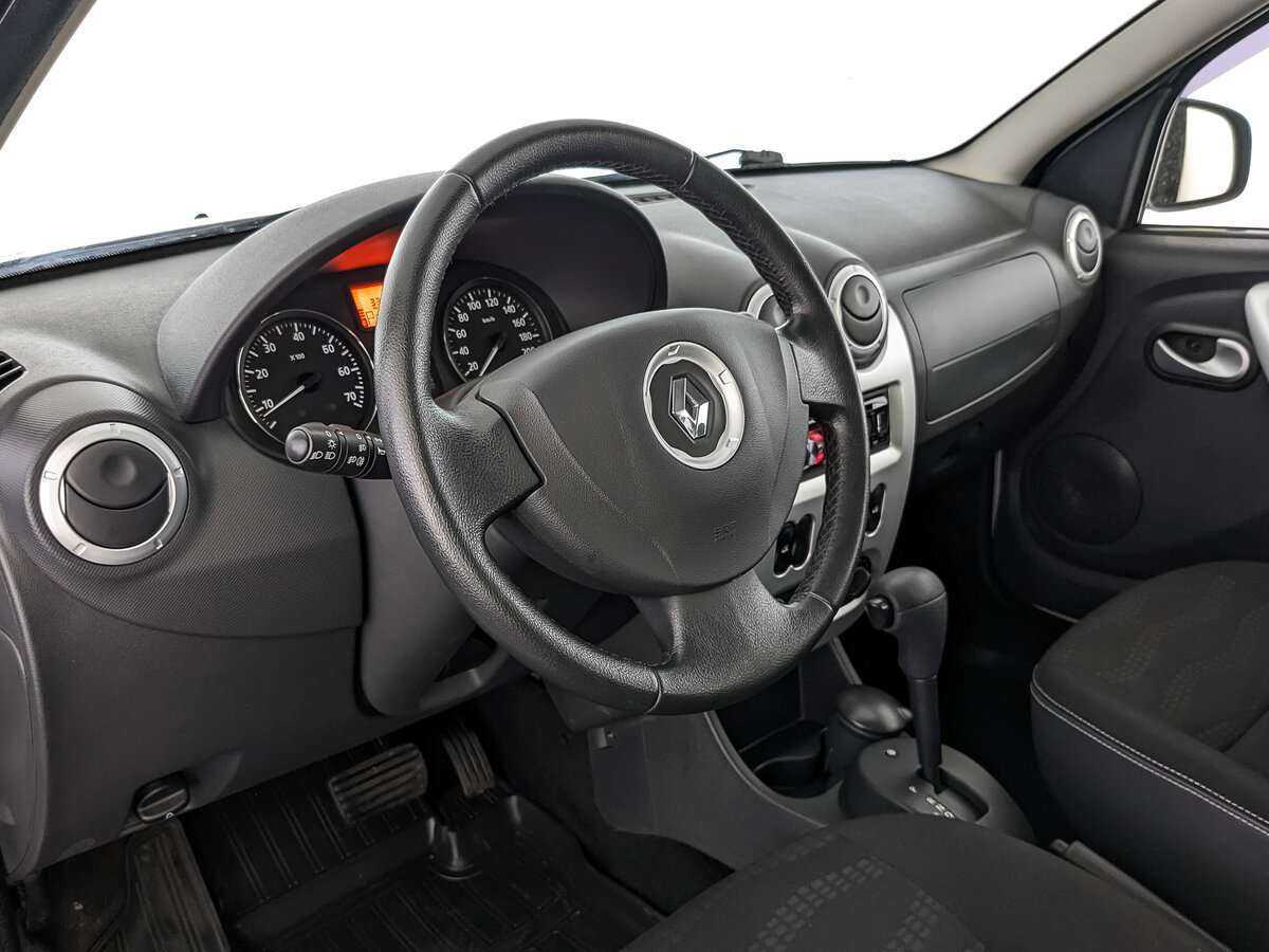 Renault Sandero с пробегом — 2013 год. Фото: #9