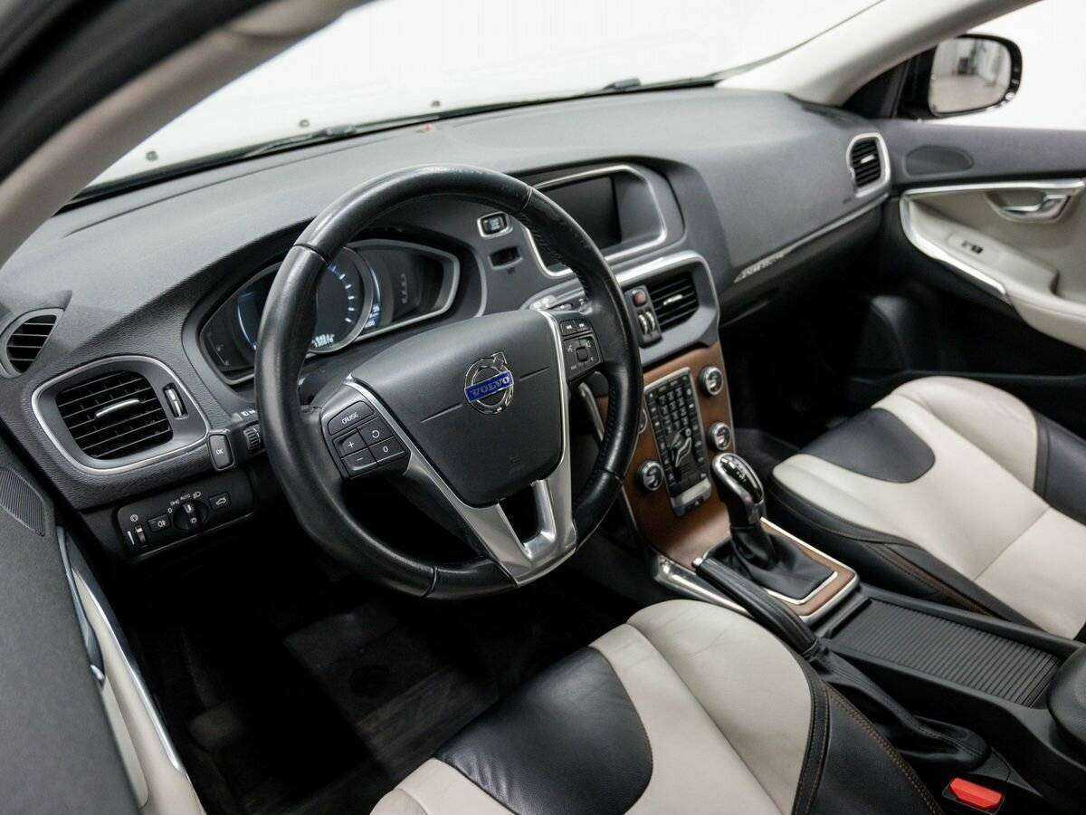 Volvo V40 Cross Country с пробегом — 2015 год. Фото: #10