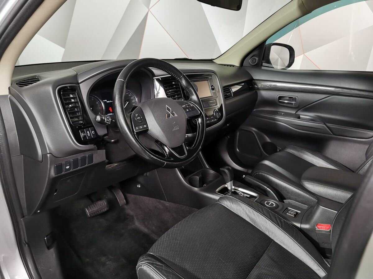 Mitsubishi Outlander с пробегом — 2016 год. Фото: #13