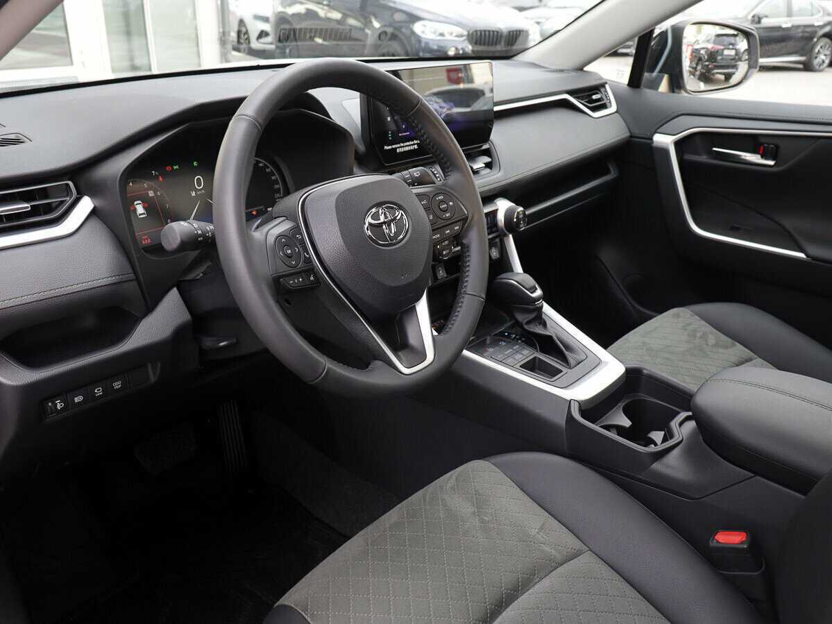 Toyota RAV4 с пробегом — 2024 год. Фото: #6