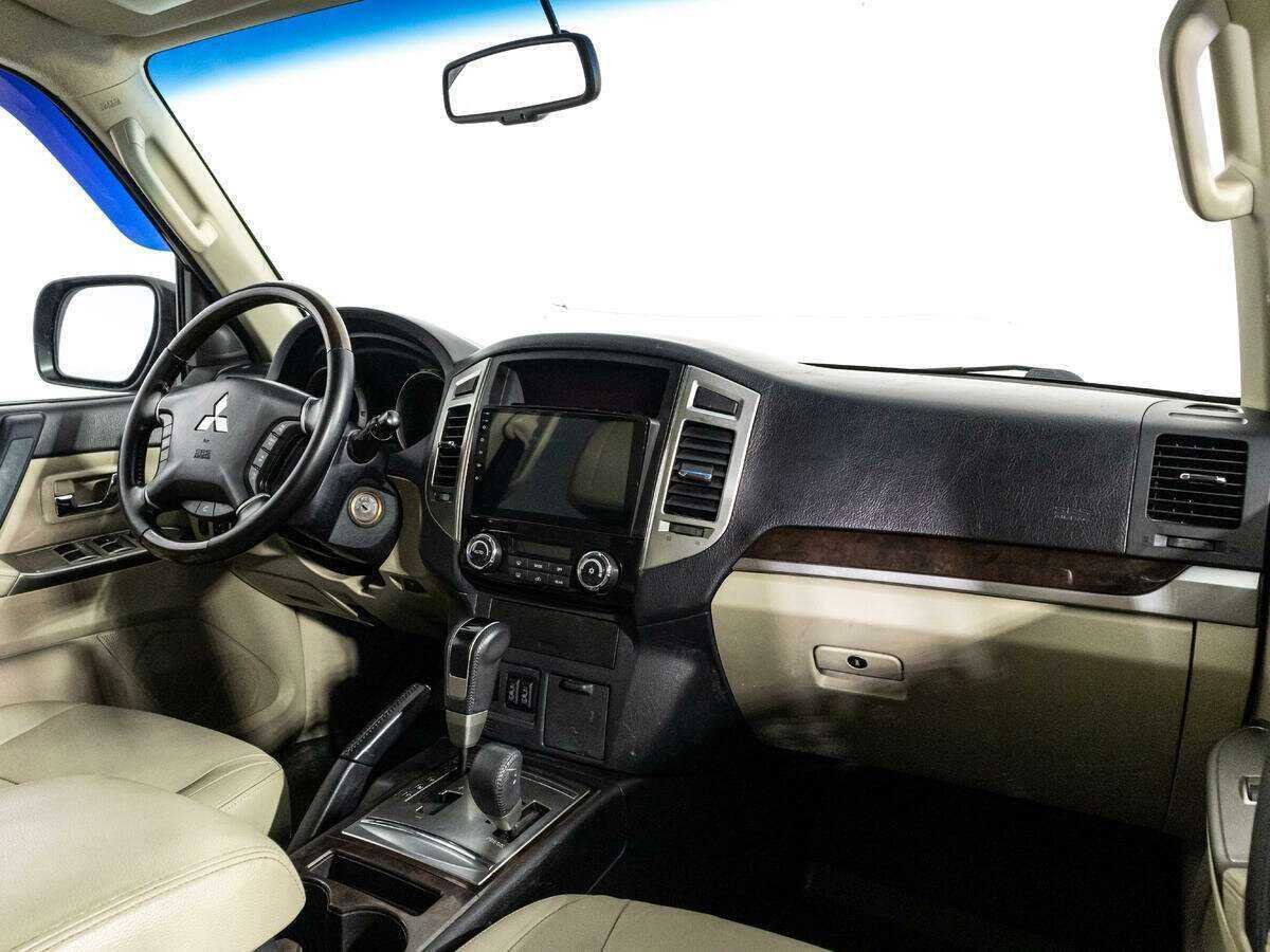 Mitsubishi Pajero с пробегом — 2017 год. Фото: #6