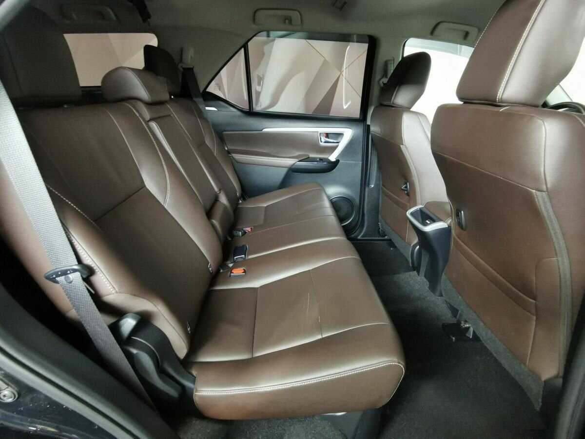 Toyota Fortuner с пробегом — 2019 год. Фото: #11