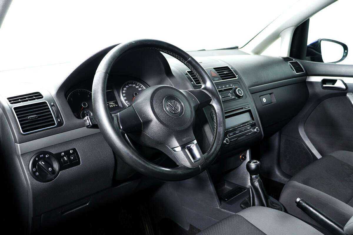 Volkswagen Touran с пробегом — 2012 год. Фото: #12