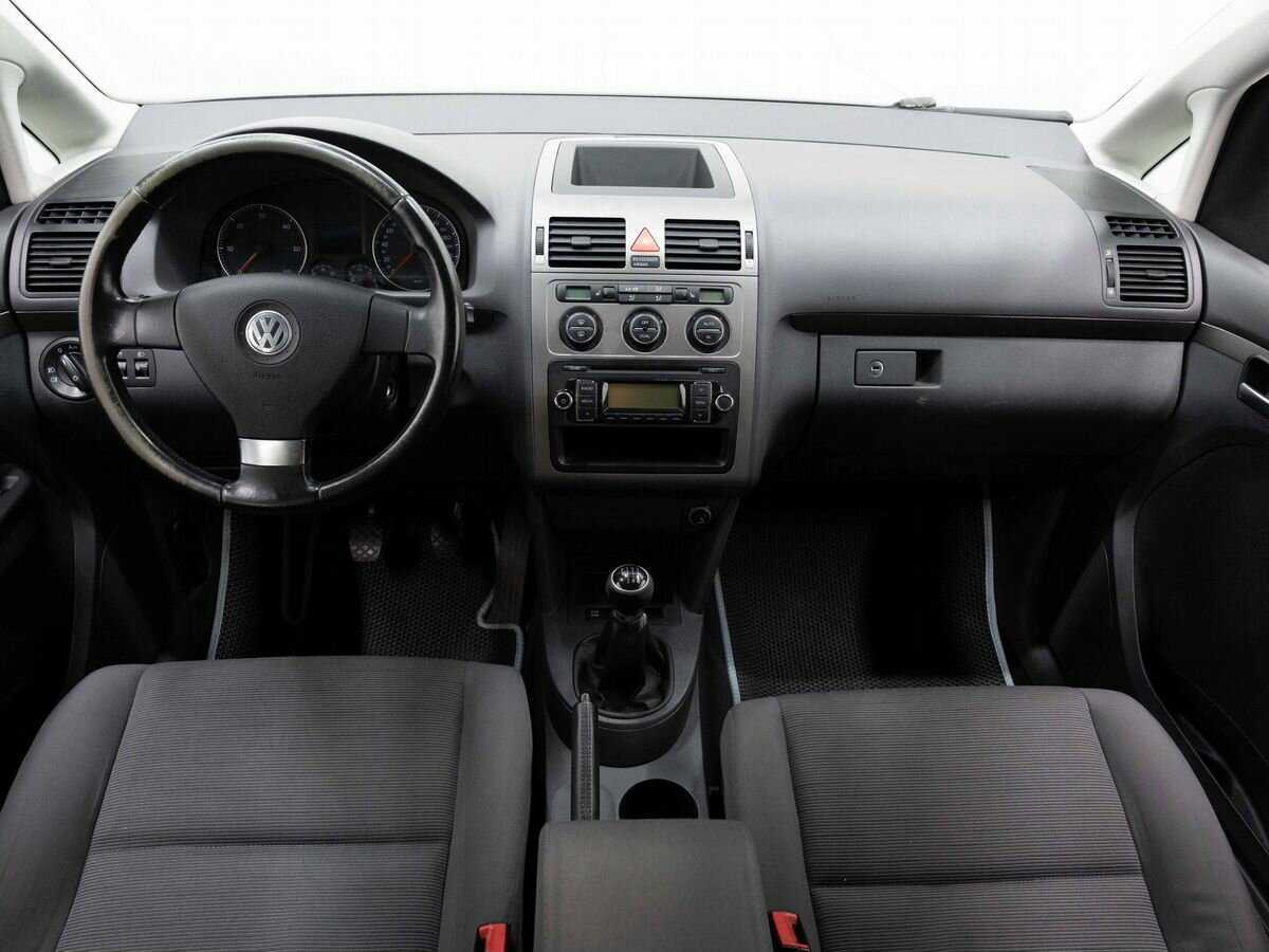 Volkswagen Touran с пробегом — 2008 год. Фото: #12