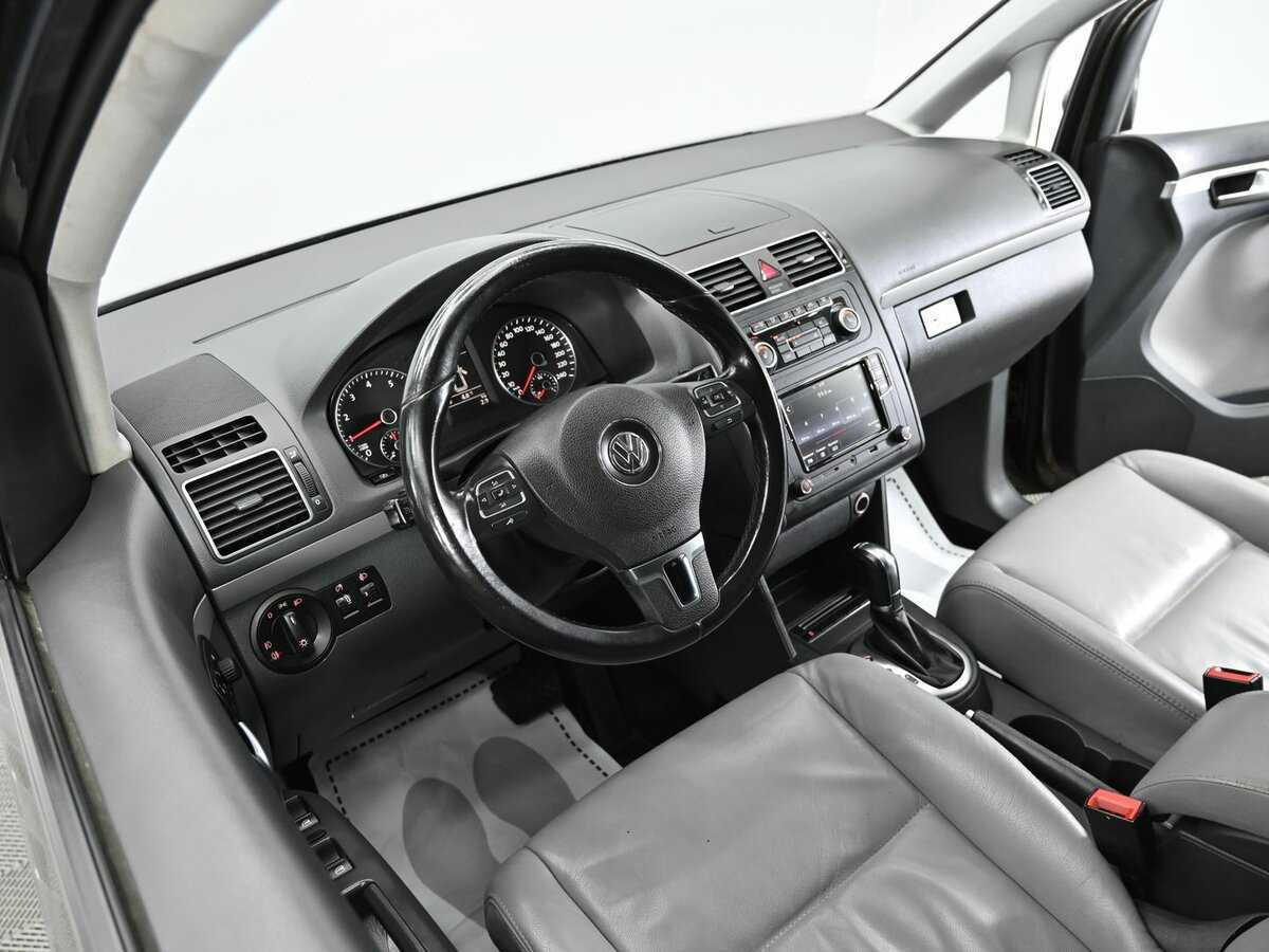 Volkswagen Touran с пробегом — 2012 год. Фото: #10