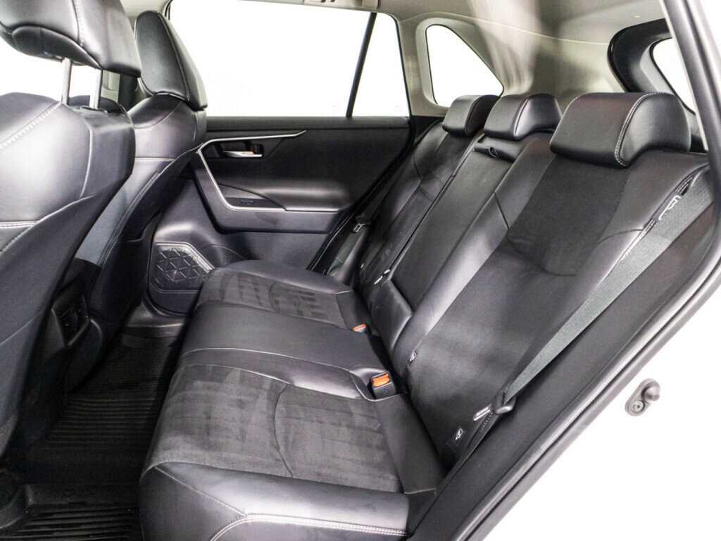 Toyota RAV4 с пробегом — 2021 год. Фото: #9