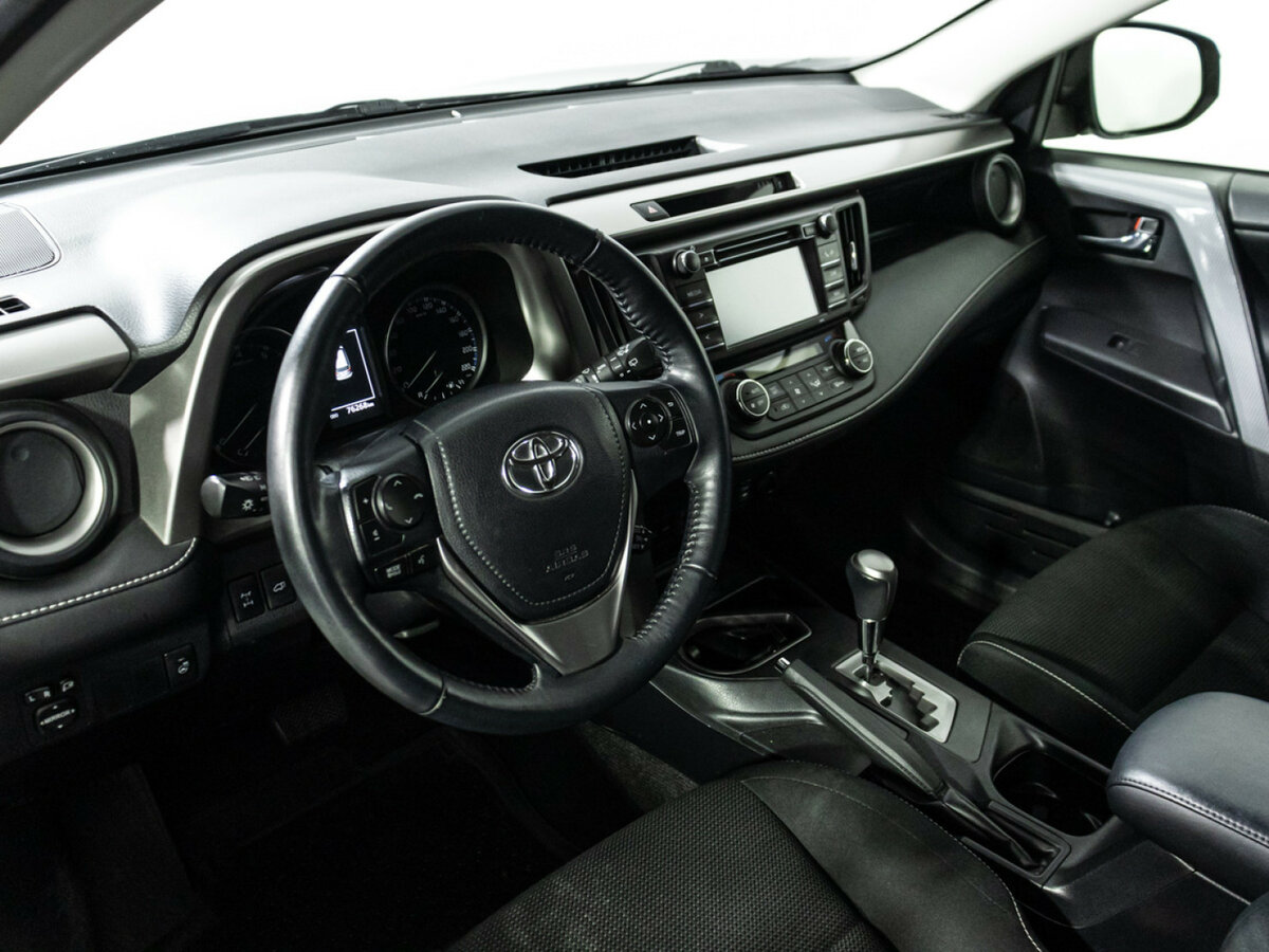 Toyota RAV4 с пробегом — 2015 год. Фото: #10