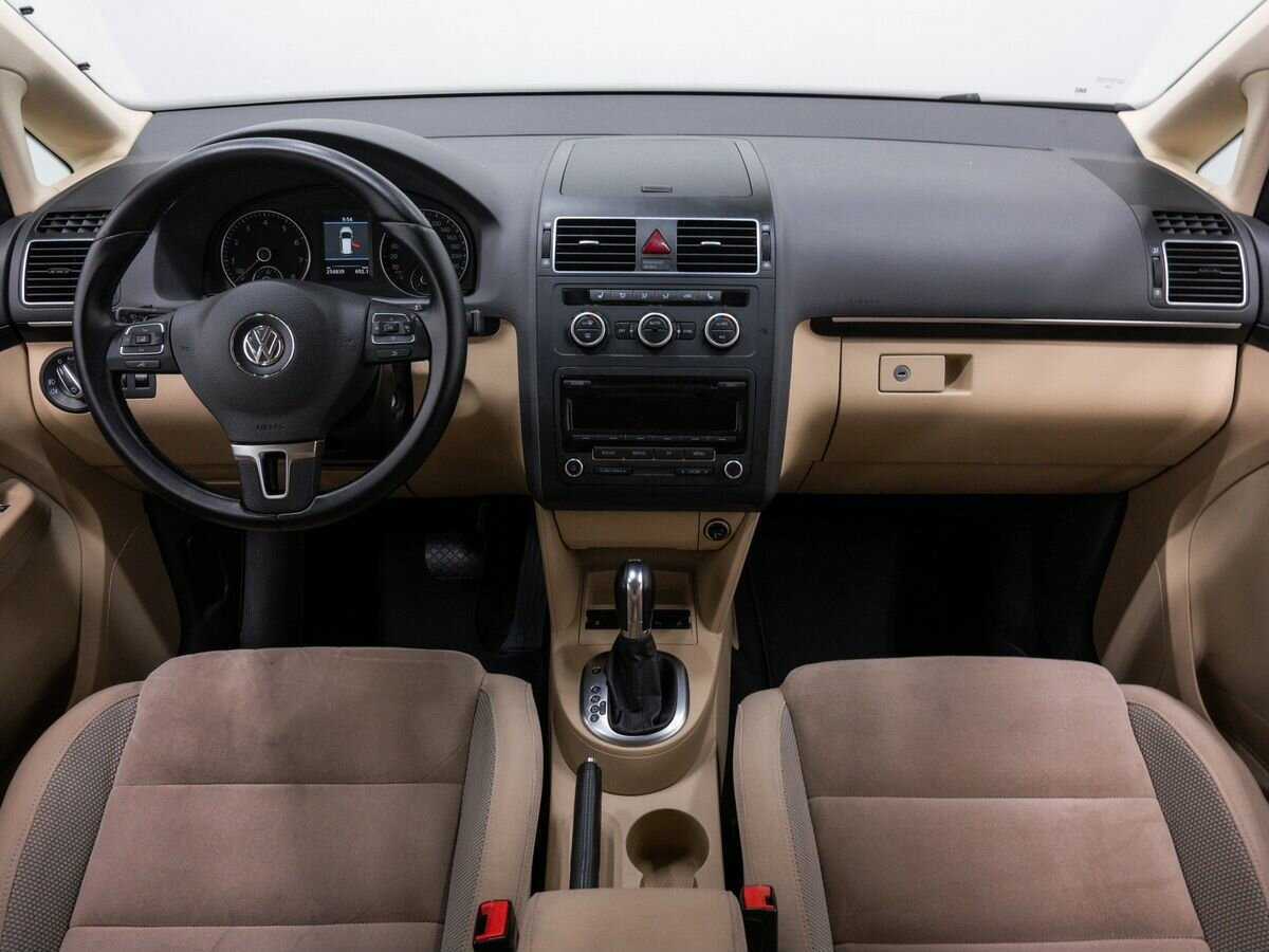 Volkswagen Touran с пробегом — 2013 год. Фото: #9