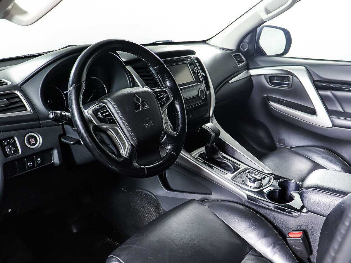 Mitsubishi Pajero Sport с пробегом — 2016 год. Фото: #12