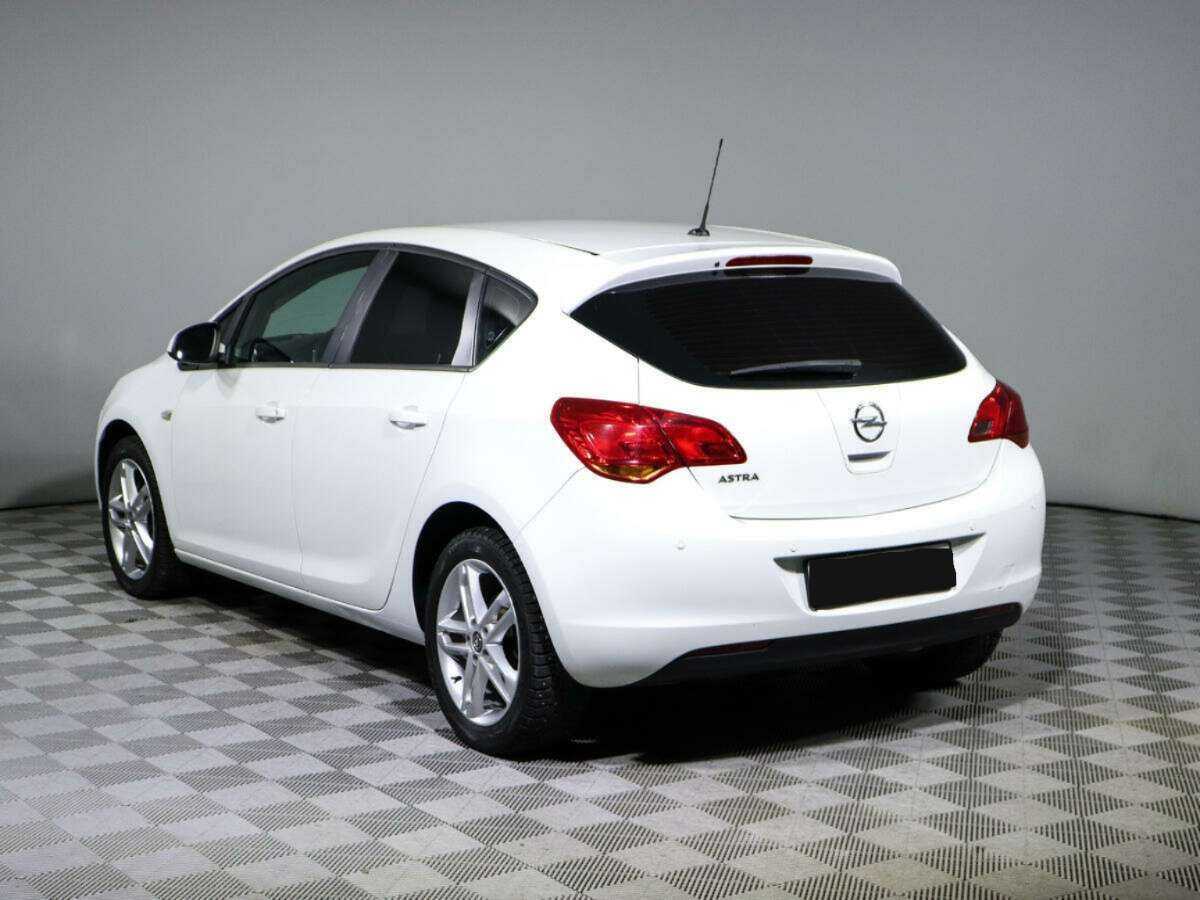 Opel Astra с пробегом — 2011 год. Фото: #5